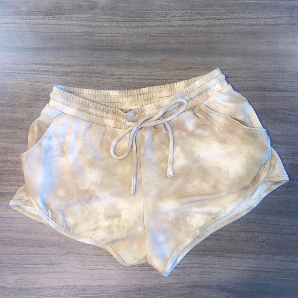 Meraki Women's Cream Tie-Dye  Shorts